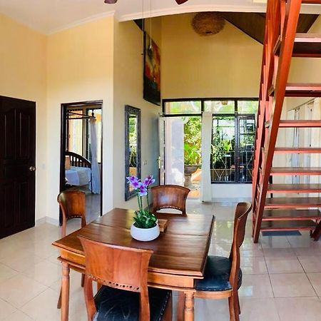 Giri'S Villa Jimbaran Унгасан Экстерьер фото