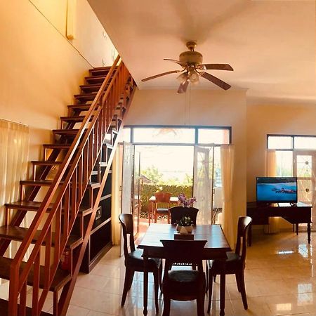 Giri'S Villa Jimbaran Унгасан Экстерьер фото