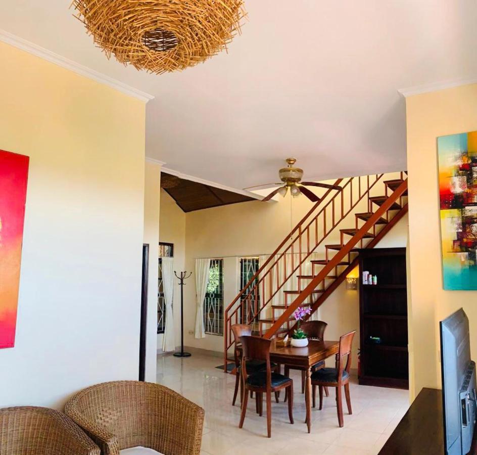 Giri'S Villa Jimbaran Унгасан Экстерьер фото